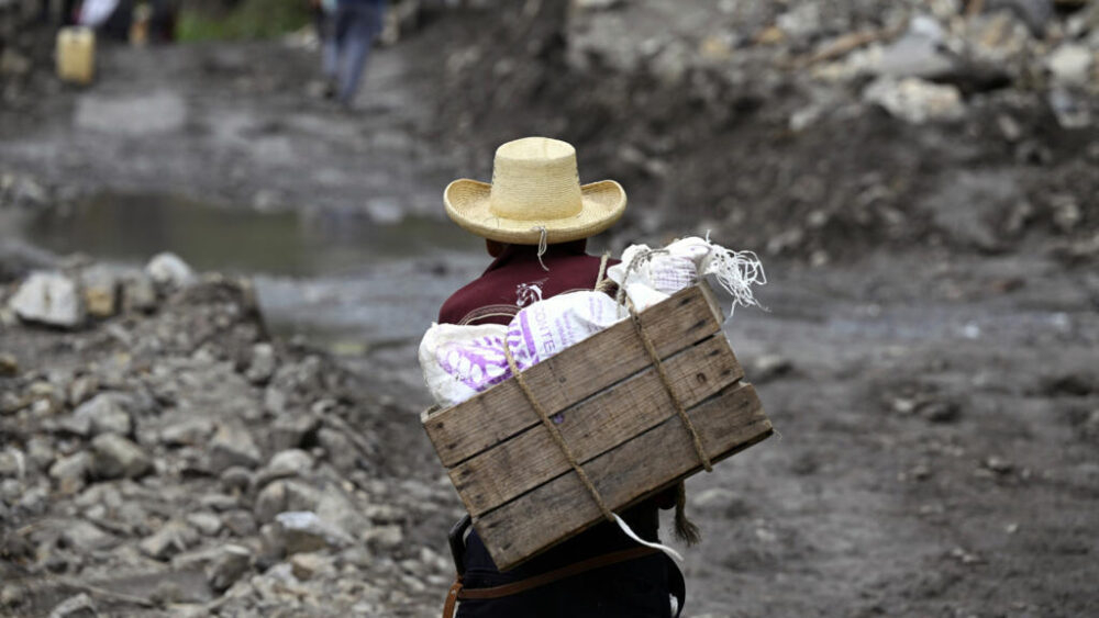 Un habitante local pasa junto a un deslizamiento de tierra a la entrada de la localidad de San Bartolo Tutotepec, en el estado de Hidalgo (México), el 13 de octubre de 2025.