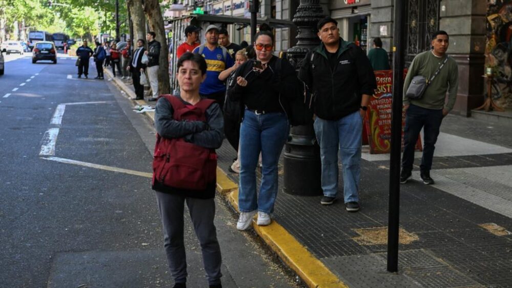 Unos pasajeros esperan el autobús en una parada de Buenos Aires el 14 de octubre de 2025