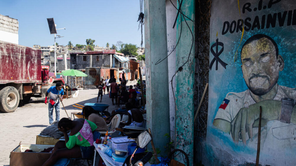 Unos vendedores ocupan una calle del barrio de Solino, en Puerto Príncipe, el 6 de octubre de 2025, mientras unos residentes regresaban al área tras el ataque de las pandillas