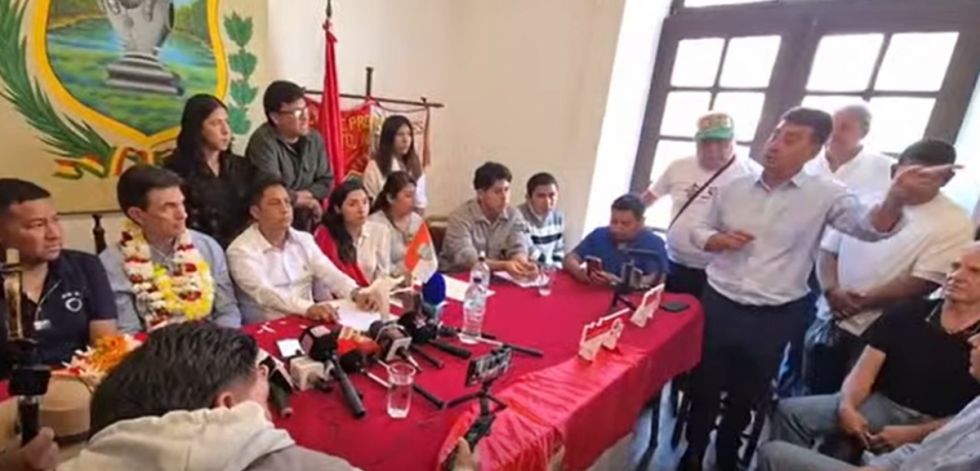 Rodrigo Paz firma con el Comité Cívico un "acuerdo por Tarija"