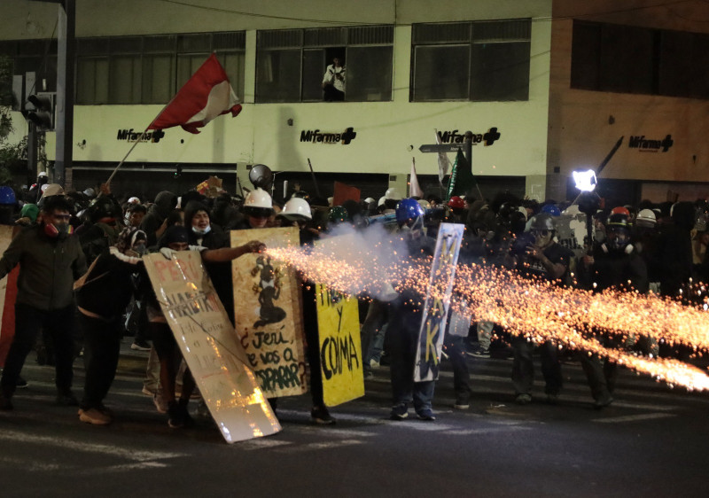 Manifestantes se enfrentan con agentes de la policía antidisturbios durante las protestas contra el presidente interino de Perú, José Jeri, en Lima el 15 de octubre de 2025.