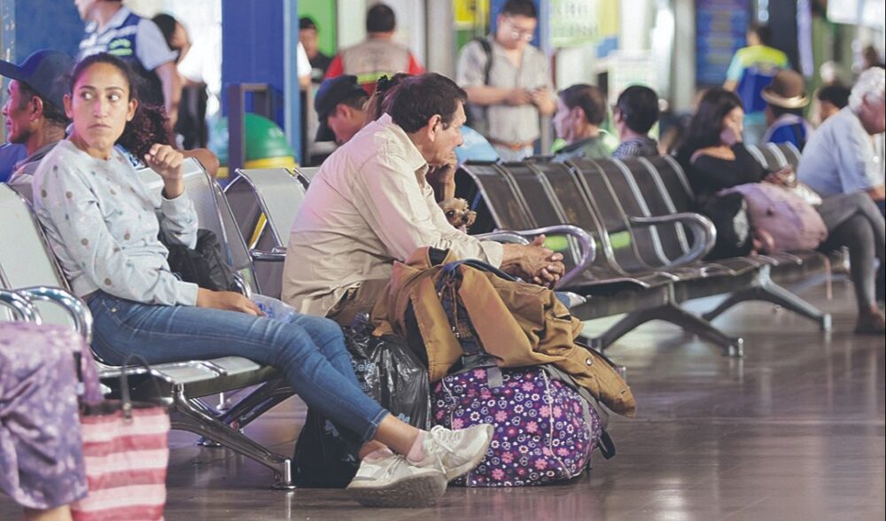 Escasez de combustible reduce salidas de flotas y duplica precio de los pasajes