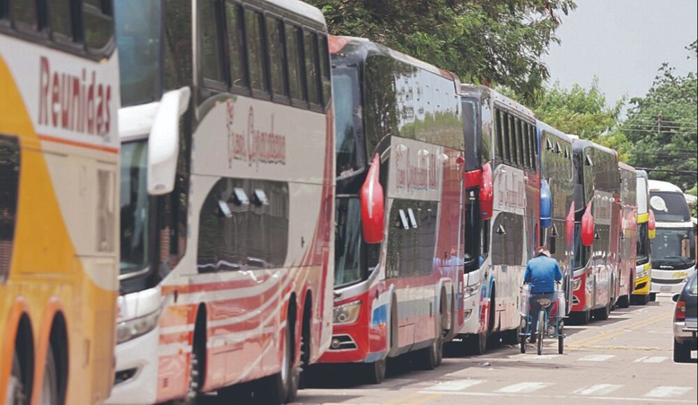 Escasez de combustible reduce salidas de flotas y duplica precio de los pasajes