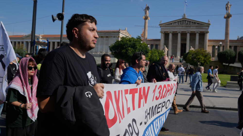 Manifestantes participan en una huelga nacional de 24 horas en Atenas, Grecia, el martes 14 de octubre de 2025, mientras los sindicatos exigen salarios más altos y la retirada de un proyecto de ley que modifica las horas de trabajo.