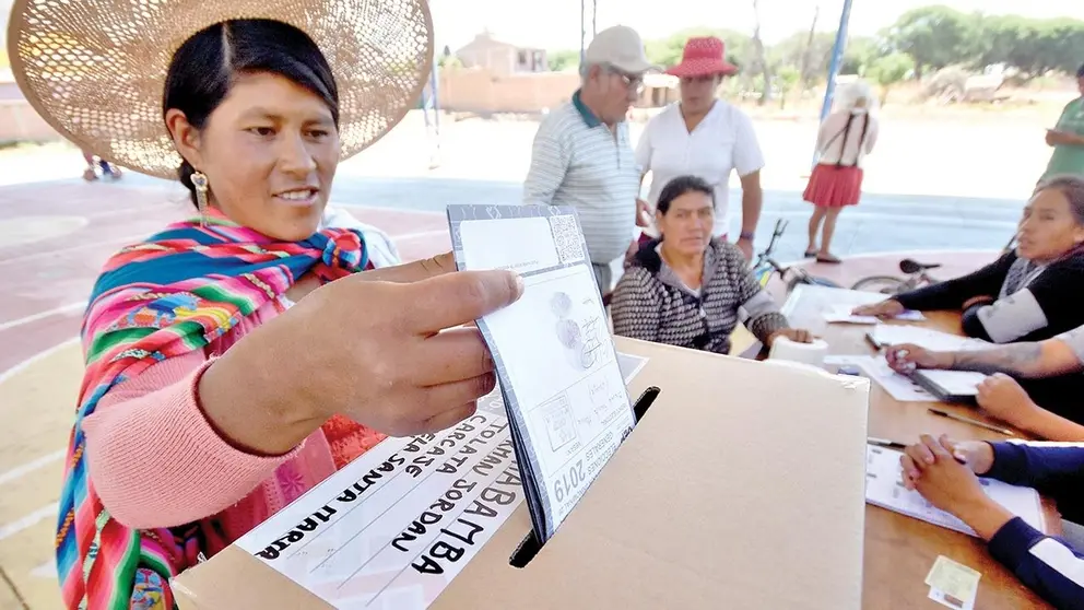 Una persona vota en unas elecciones pasadas./ ARCHIVO