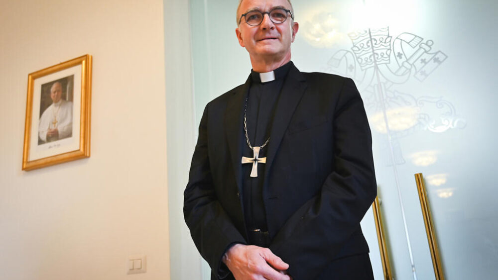 El arzobispo francés Thibault Verny, presidente de la Comisión Pontificia para la Protección de Menores, entrevistado el 15 de octubre de 2025 en el Palazzo del Vicariato Vecchio, en Roma