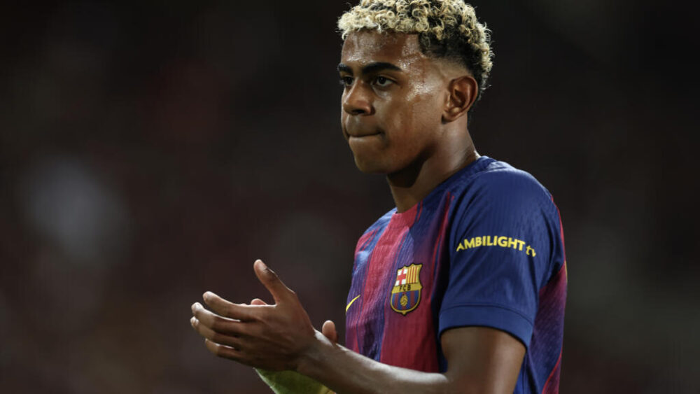 El delantero del Barcelona Lamine Yamal durante un partido de la Liga de Campeones contra el París SG en el Estadi Olimpic Lluis Companys de Barcelona, el 1 de octubre de 2025