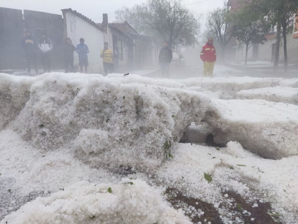 Un manto blanco de granizo cubrió Tarija y causó estragos 
