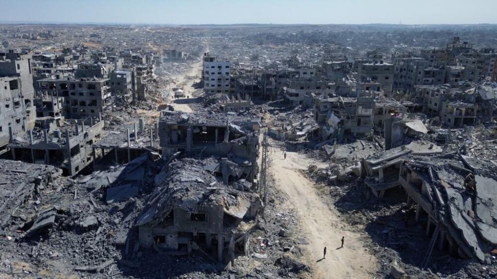 En esta foto tomada por un dron, se pueden ver edificios destruidos durante dos años de bombardeos del ejército israelí en la ciudad de Gaza, el miércoles 15 de octubre de 2025.