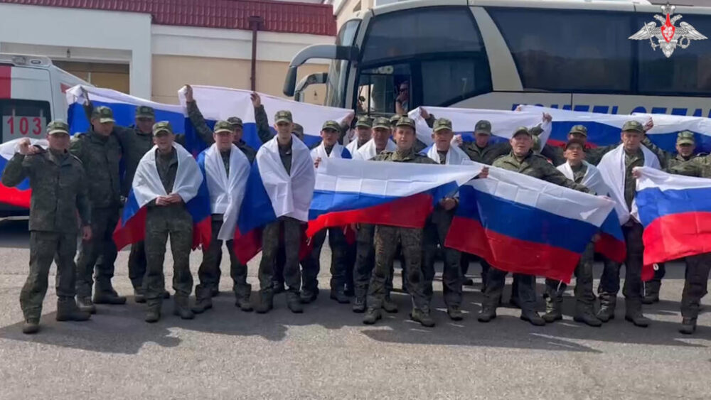 Imagen de ilustración. Esta captura de video, tomada de una secuencia difundida por el Ministerio de Defensa ruso el 14 de junio de 2025, muestra a prisioneros de guerra rusos sosteniendo banderas nacionales rusas mientras posan para una foto tras un intercambio de prisioneros en un lugar secreto de Bielorrusia.