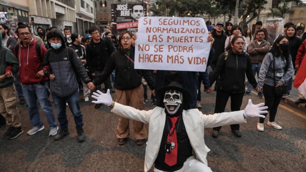 Vigilia el 16 de octubre de 2025 en Lima por la muerte del manifestante Eduardo Ruiz.