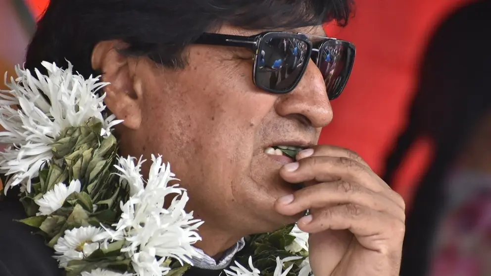 Evo Morales, degustando una hoja de coca./ DICO SOLÍS