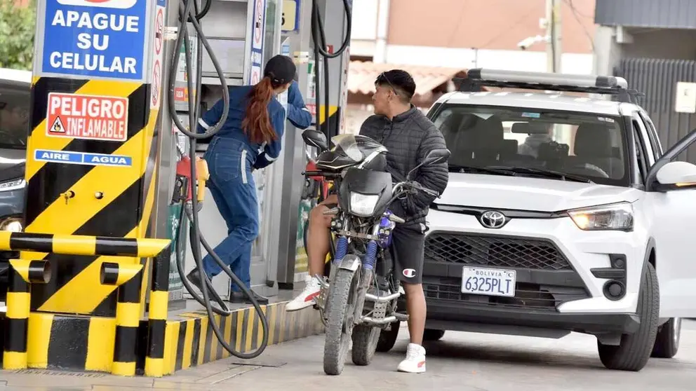 Se registran filas por combustible en varias estaciones de servicio./ DICO SOLÍS