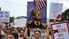 Una manifestante sostiene un imagen en la que Donald Trump se muestra como un rey durante la protesta "No Kings (No a los reyes) en Chicago, Illinois. 