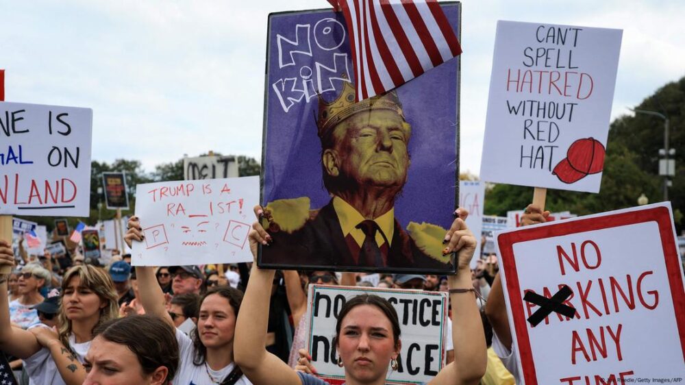 Una manifestante sostiene un imagen en la que Donald Trump se muestra como un rey durante la protesta "No Kings (No a los reyes) en Chicago, Illinois. 