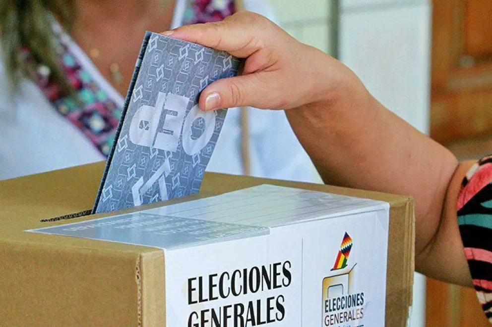 Una persona emite su voto para elegir al futuro gobernante de Bolivia Foto: Cancillería de Bolivia 
