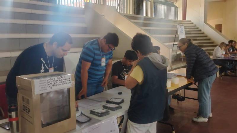 En al establecimiento se inició a tiempo la votación En al establecimiento se inició a tiempo la votación