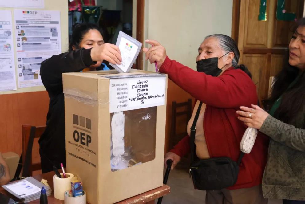 Una ciudadana vota este domingo en La Paz. Foto: APG