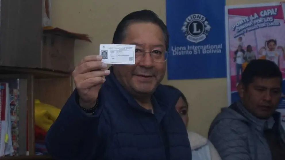 El presidente Luis Arce emite u voto en la segunda vuelta. APG