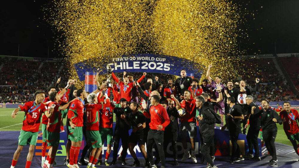 La selección marroquí celebra su victoria en el Mundial Sub20 de fútbol, tras derrotar en la final a Argentina. Santiago, 19 de octubre de 2025.