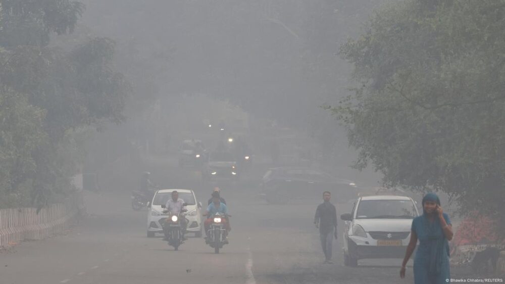India, Nueva Delhi, 2025 | Tráfico en una arteria de la ciudad, apenas visible por la nube tóxica de la contaminación.