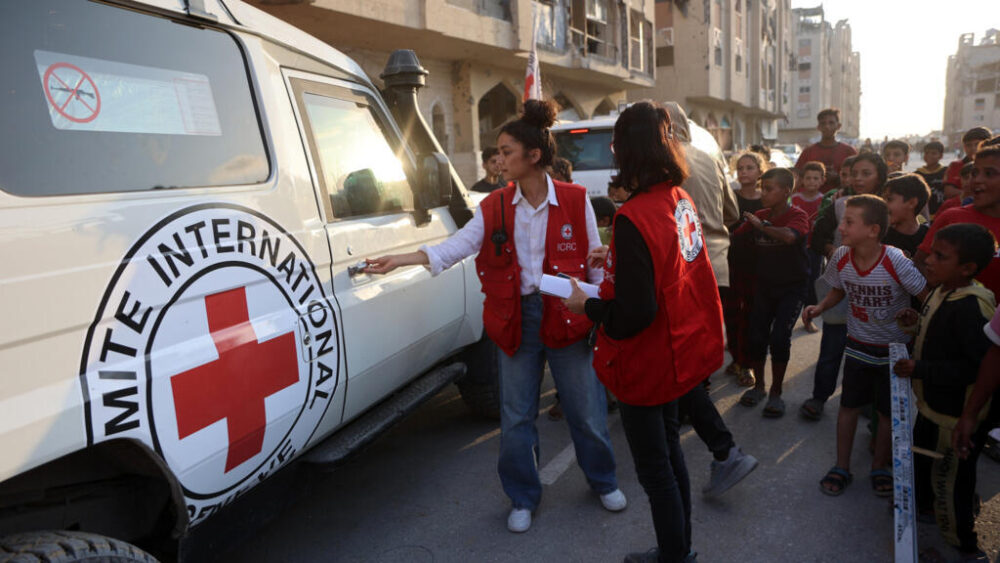 Miembros de la Cruz Roja llegan a un lugar donde habría cuerpos de rehenes israelíes en Jan Yunis, en el sur de la Franja de Gaza, el 17 de octubre 2025