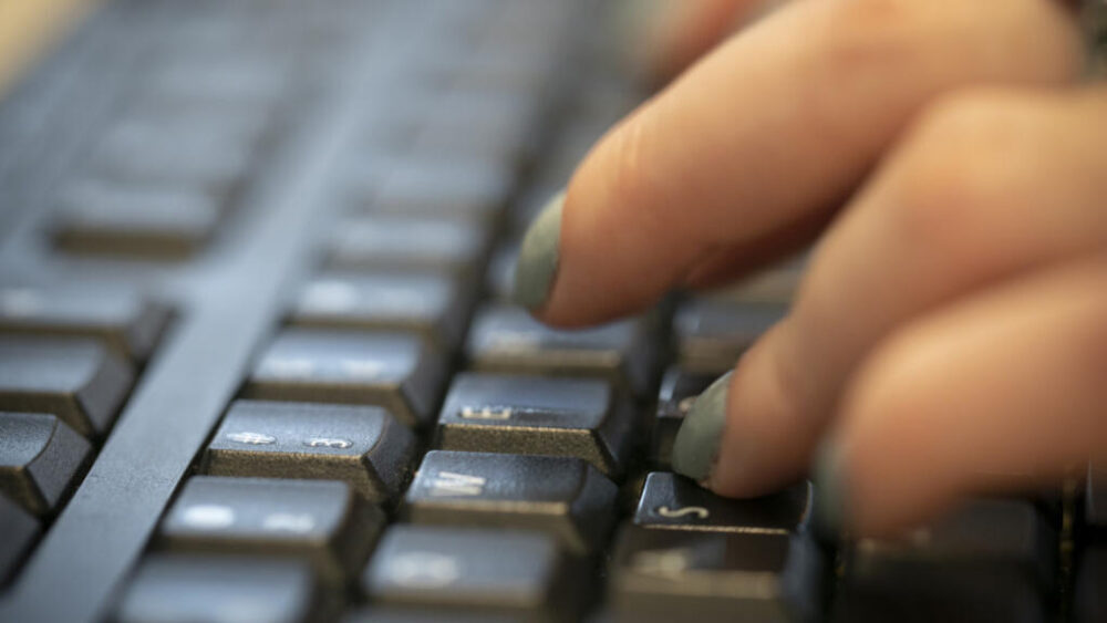 Imagen de archivo de un usuario de Intenet. Las autoridades de Birmania han llevado a cabo una gran operación contra el fraude en su territorio, allanando un complejo con miles de trabajadores que se servían del servicio de Stalink para conectarse a Internet.