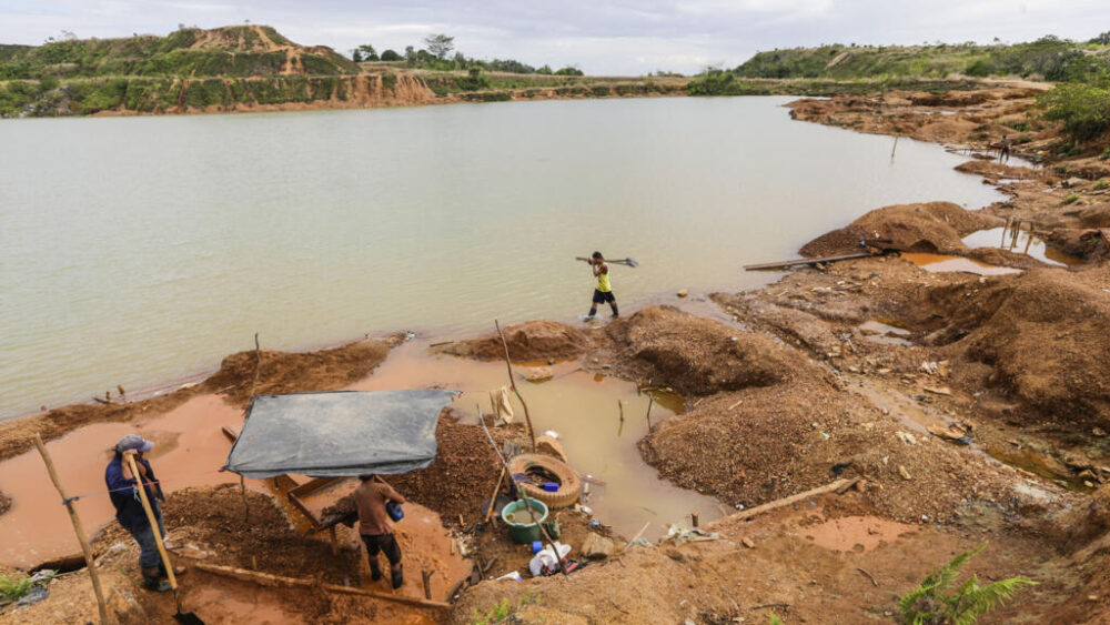 Unos mineros trabajan en una mina de oro en la Región Autónoma de la Costa Caribe Norte, en el noreste de Nicaragua, el 6 de marzo de 2017