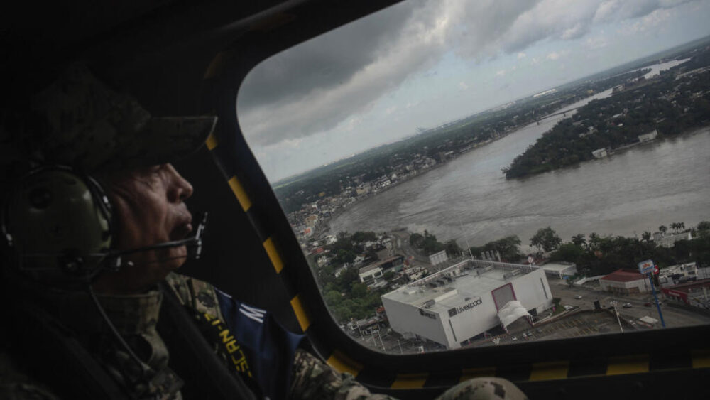 La Marina mexicana sobrevuela el río Cazones, desbordado por efecto de las lluvias, en Poza Rica, el 11 de octubre de 2025