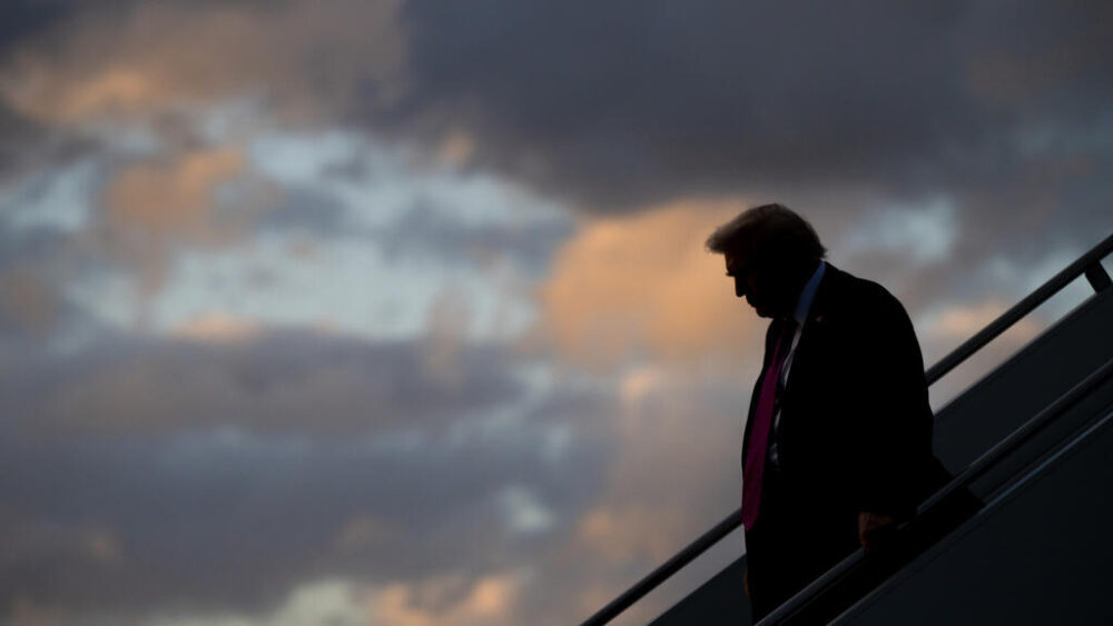 El presidente de EEUU, Donald Trump, desembarca del avión Air Force One el 17 de octubre de 2025 en el aeropuerto internacional de Palm Beach, en Florida