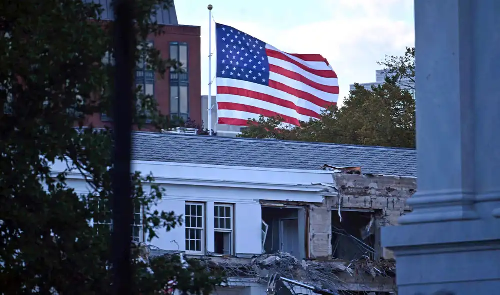 Maquinarie demuele el ala este de la Casa Blanca para crear nuevo salón de baile.