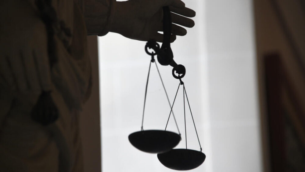 Una estatua de la diosa de la Justicia, fotografiada en un tribunal de Rennes, en Francia, el 19 de mayo de 2015