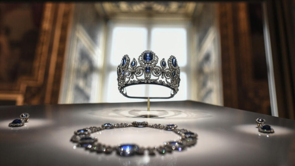Varias joyas que pertenecieron a la reina María Amelia y la reina Hortensia expuestas en el museo del Louvre, en París, en una imagen de archivo de 2020