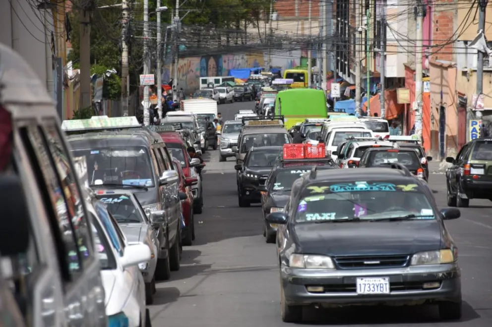 Filas para la compra de combustible en una estación de servicio del centro, una imagen que se repite desde el año pasado. Foto: APG