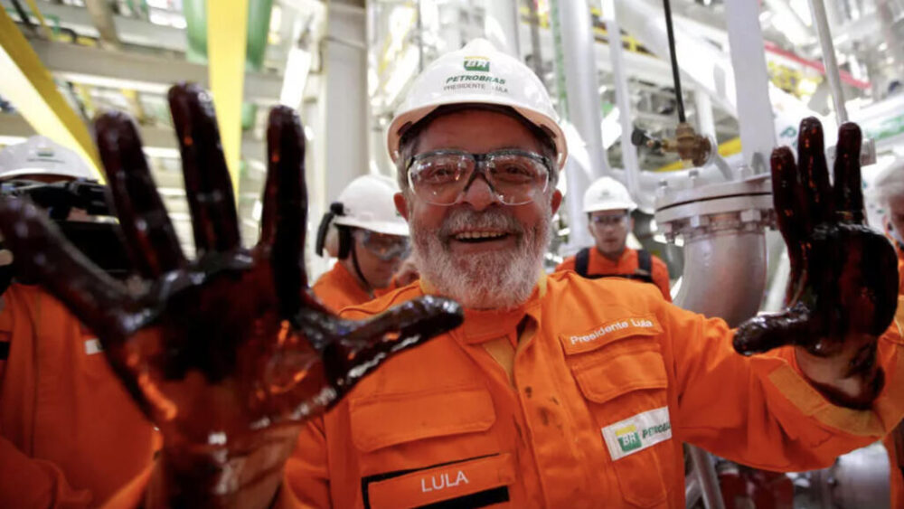 El presidente brasileño Luiz Inácio Lula da Silva, de visita en una plataforma de la empresa Petrobras (ilustración).