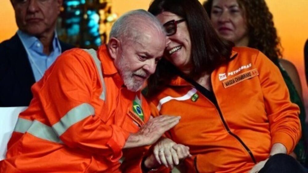 El presidente de Brasil, Luiz Inácio Lula da Silva (izquierda), conversa con la presidenta de Petrobras, Magda Chambriard.