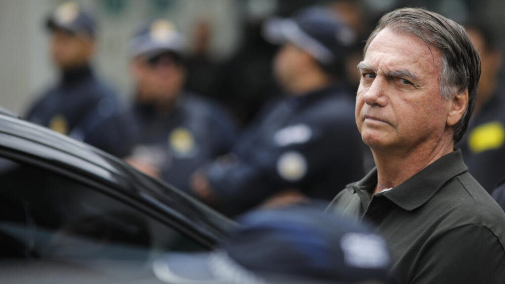 El expresidente de Brasil Jair Bolsonaro abandona un hospital de Brasilia el 14 de septiembre de 2025, tras someterse a unas pruebas médicas