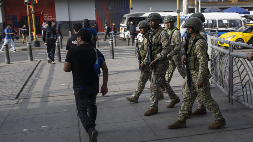 Militares patrullan una calle después de que el gobierno declarara el estado de emergencia en Lima, el 22 de octubre de 2025.