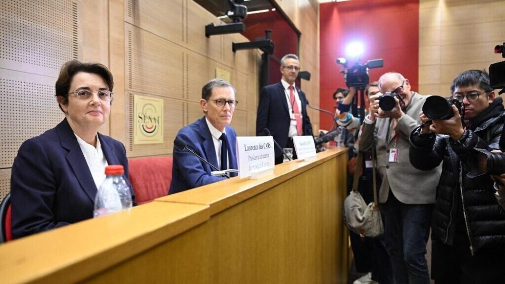 La presidenta del Museo del Louvre, Laurence des Cars (a la izquierda), acompaña el inicio de la audiencia en la Comisión de Cultura del Senado francés, presidida por el senador Laurent Lafon (al centro), en París, el 22 de octubre de 2025. 