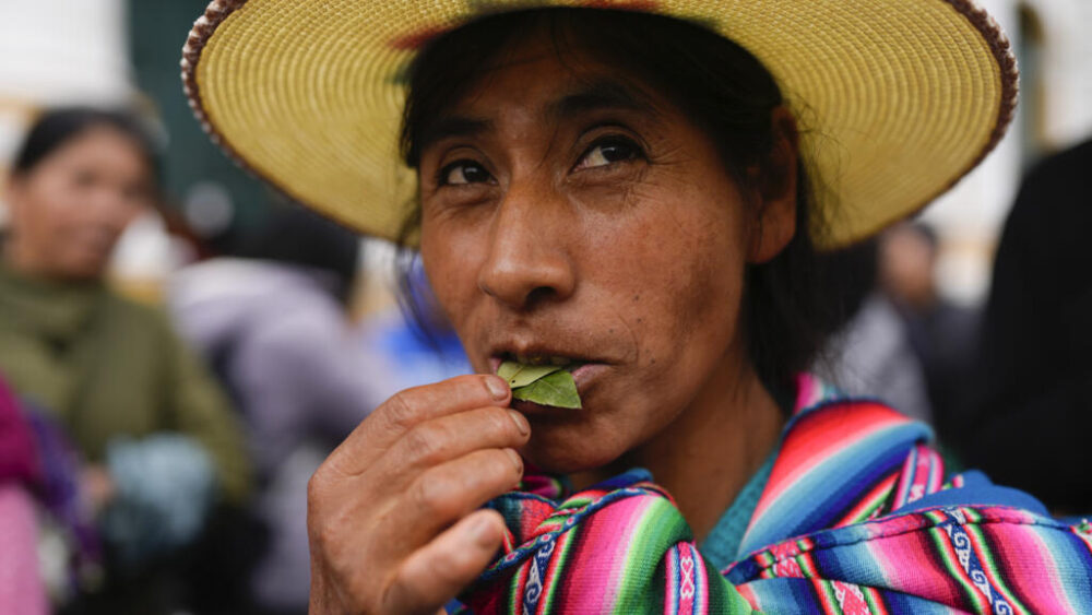 Una mujer mastica hojas de coca durante el Día Nacional de la Hoja de Coca Masticada en La Paz, Bolivia, el sábado 11 de enero de 2025.