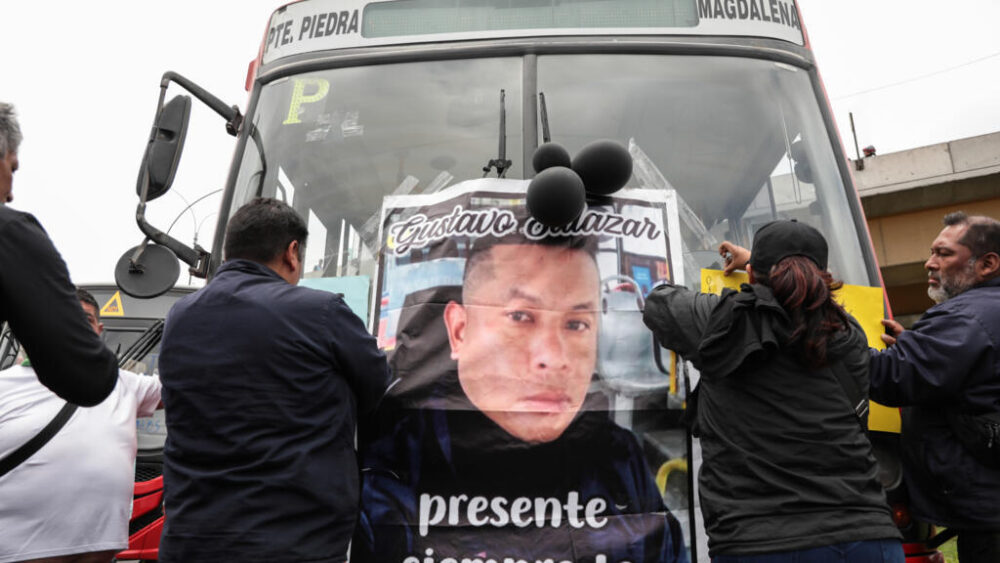 Conductores de buses de Perú protestan por las extorsiones de que son víctimas, el 6 de octubre de 2025 en Lima