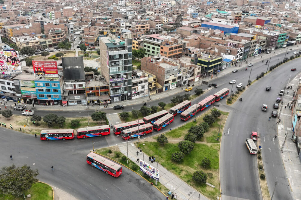 Vista aérea de buses bloqueando una ruta en el marco de protestas de los conductores contra la extorsión, el 6 de octubre de 2025 en Lima