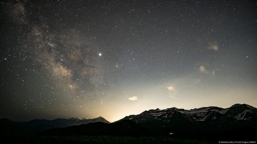 Los satélites espejo de Reflect Orbital prometen revolucionar nuestra relación con la noche, extendiendo la generación de energía solar más allá del ocaso.