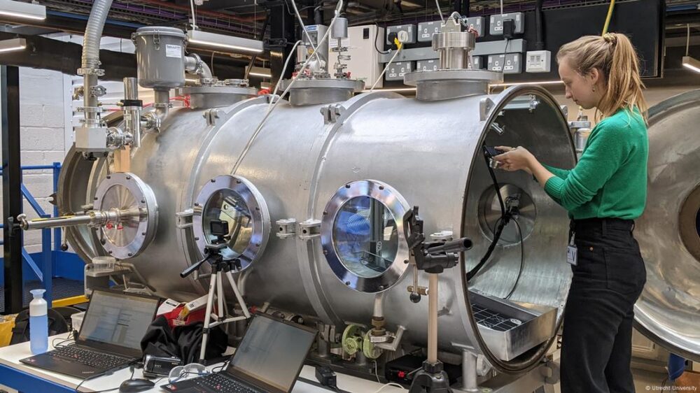 La investigadora Roelofs preparó meticulosamente los experimentos en la Cámara Marciana que revelaron cómo el hielo seco excava los misteriosos surcos del planeta rojo.