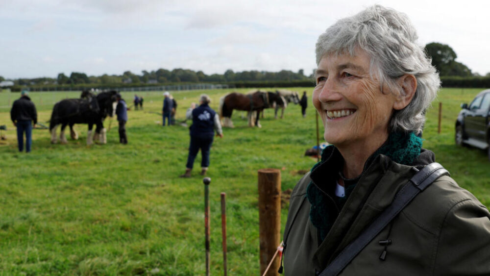 La candidata independiente a las elecciones presidenciales irlandesas, Catherine Connolly, apoyada por todos los partidos de la oposición de izquierda, en Screggan, Irlanda, el 16 de septiembre de 2025.