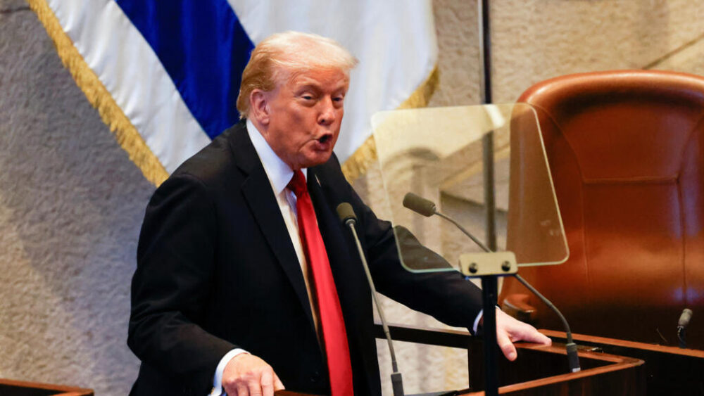 El presidente Donald Trump se dirige al Knesset, el parlamento israelí, el lunes 13 de octubre de 2025, en Jerusalén.