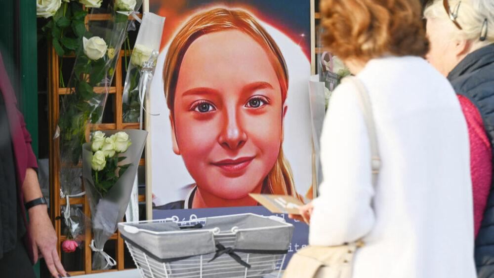 Esta foto de archivo muestra un retrato de Lola, una niña de 12 años asesinada en París, durante una ceremonia en Fouquereuil, en el norte de Francia, la ciudad natal del padre de la víctima, el 21 de octubre de 2022