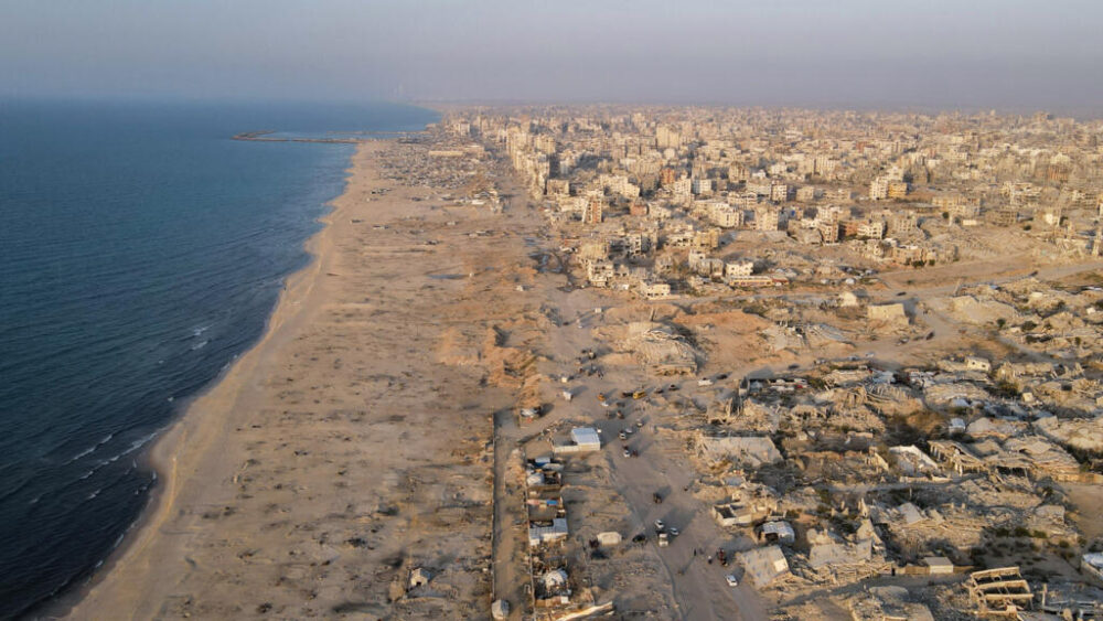 Esta fotografía aérea muestra la carretera Al Rashid junto a edificios destruidos en Ciudad de Gaza el 23 de octubre de 2025