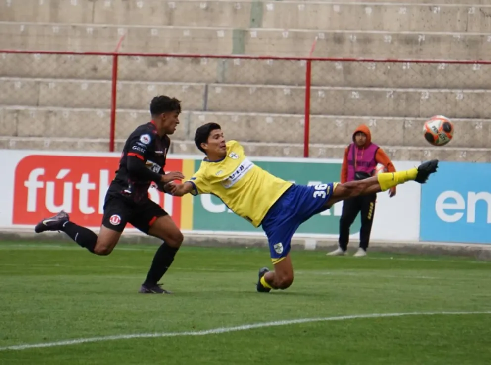 Poco fútbol fue el que mostraron ambos elencos en el estadio alteño. Foto: APG