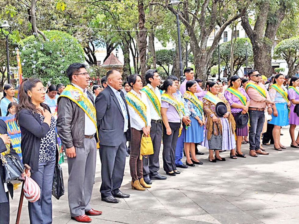 ACTO. Dirigentes gremialistas entonando el Himno Nacional, este sábado, en la plaza 25 de Mayo.